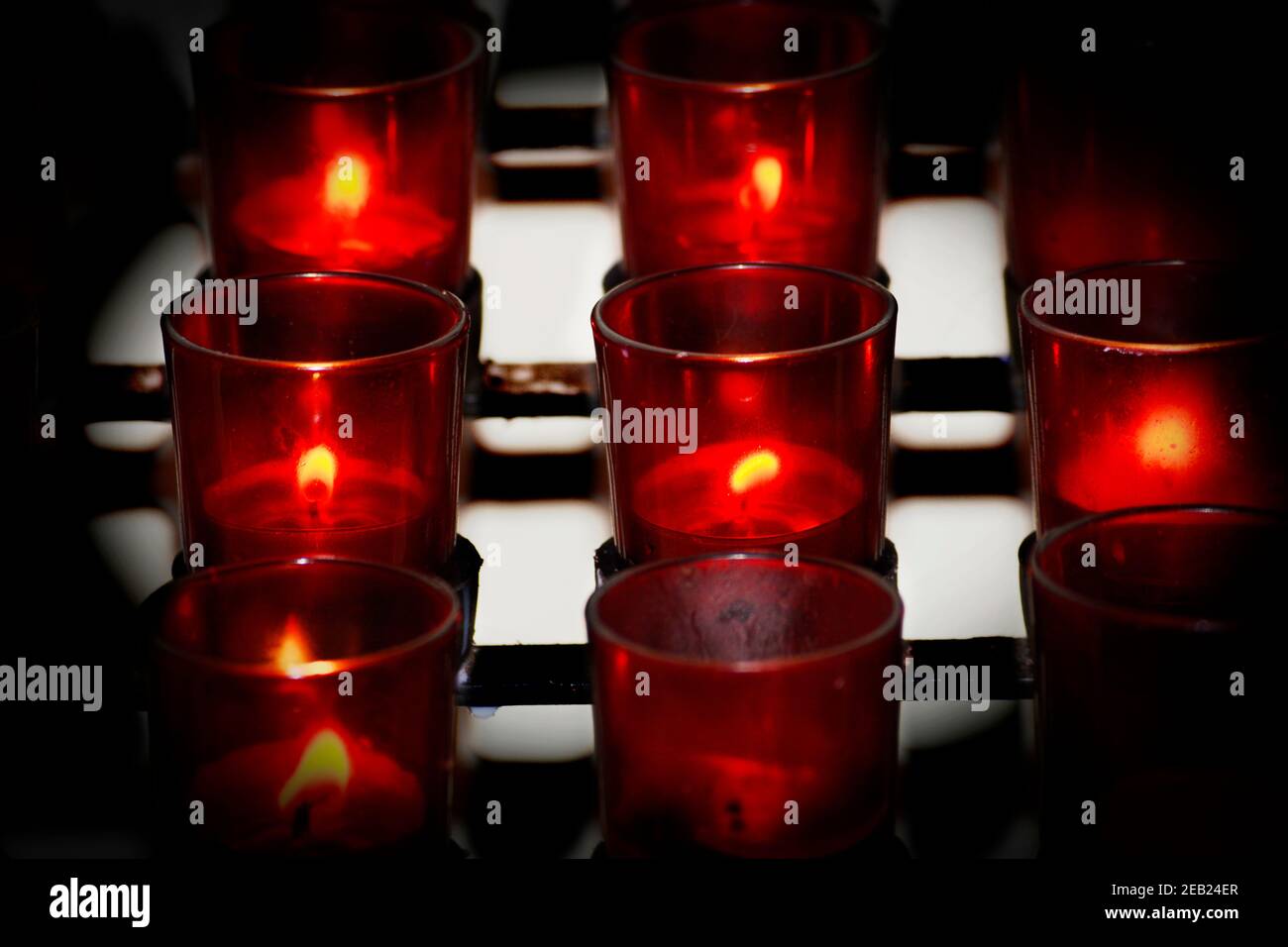 Candele votive illuminate dai visitatori bruciano nella cappella dell'azienda vinicola Castello di Amorosa a Calistoga, California. Foto Stock
