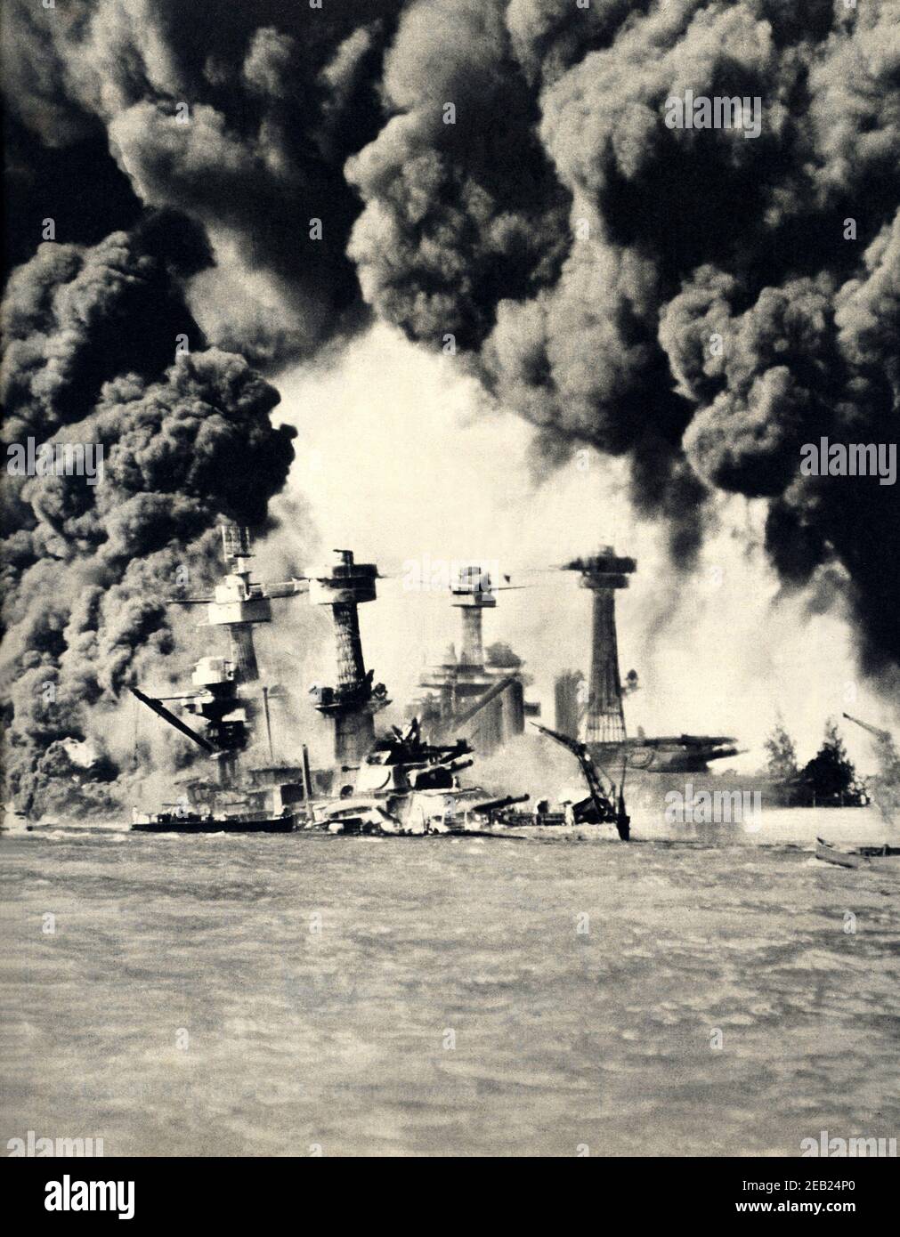 7 dicembre 1941, MIDWAY ISLAND: La marina degli Stati Uniti' West Virginia' e' Tennessee' durante l'attak aereo delle forze aeree giapponesi a Pearl Harbor. - WW II - SECONDA GUERRA MONDIALE - SECONDA GUERRA MONDIALE - SECONDA GUERRA MONDIALE - GIAPPONE - AVIAZIONE - MARINA AMERICANA - NAUFRAGIO --- ARCHIVIO GBB Foto Stock