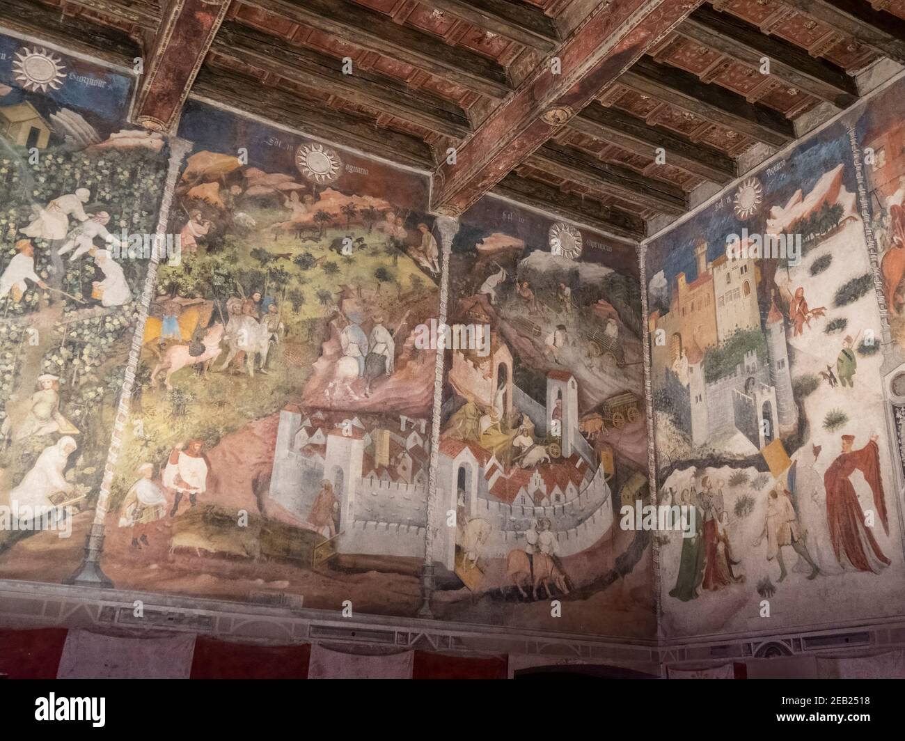 TRENTO, ITALIA - 1 GIUGNO 2019: Pannelli che mostrano i mesi di novembre, dicembre e gennaio sul ciclo dei mesi affrescati, in torre di aquila al castello di buonconsiglio Foto Stock