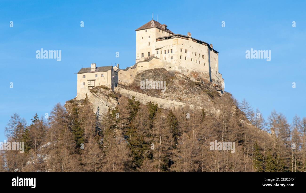 Castello di Tarasp - castello fortificato di montagna nelle Alpi svizzere, Engadin, Svizzera Foto Stock