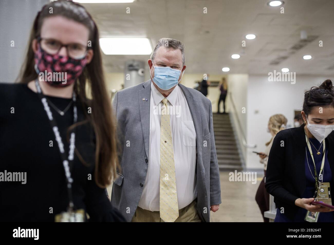 Washington, Stati Uniti. 11 Feb 2021. Il senatore Jon Tester, un democratico del Montana, indossa una maschera protettiva mentre cammina attraverso la metropolitana del Senato alla fine del terzo giorno del secondo processo di impeachment al Campidoglio a Washington, DC giovedì 11 febbraio 2021. Le argomentazioni saranno presentate oggi nel processo di impeachment dell’ex presidente Donald Trump. Pool Photo by Ting Shen/UPI Credit: UPI/Alamy Live News Foto Stock