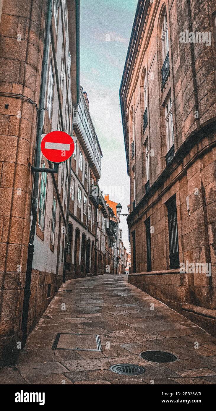 Immagine verticale di un segno di "non entrare" su un edificio in pietra Foto Stock