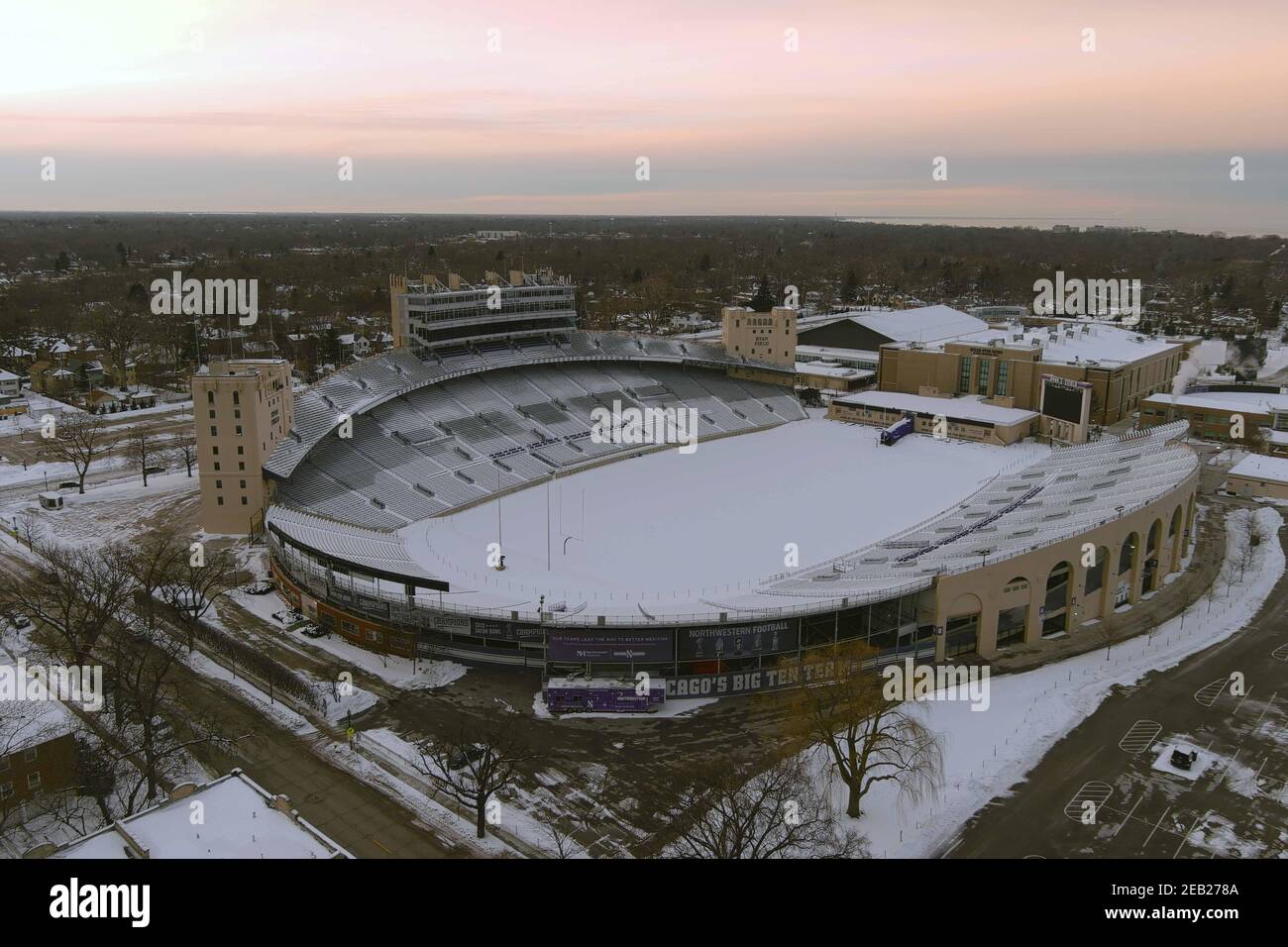 Una vista aerea di un campo di Ryan innevato, domenica 7 febbraio 2021, a Evanston, Illinois. Lo stadio è la sede della Northwestern University Wildc Foto Stock