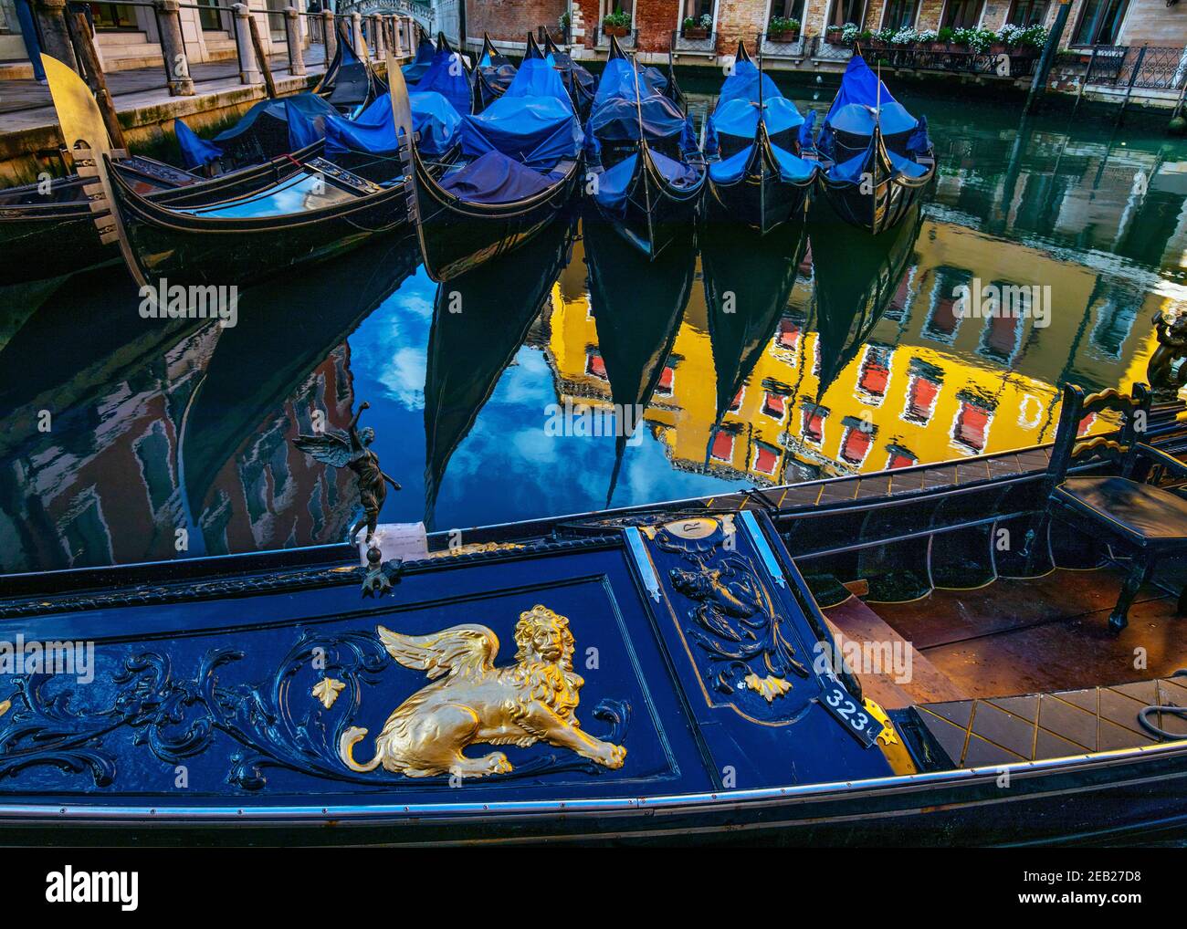 Gondole e riflessi a Bacino Orseolo, Venezia Foto Stock