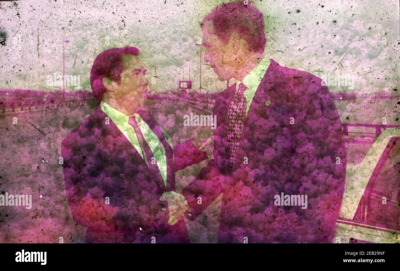 Texas Gov. George W. Bush abbraccia il suo omologo messicano sul ponte internazionale tra Laredo e Nuevo Laredo cerimonia 'Abrazo'. BAD2897F Foto Stock