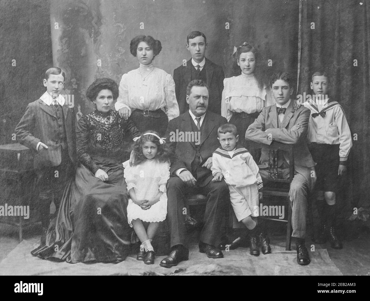 Fotografia in studio monocromo vintage di una grande famiglia caucasica edoardiana. Fotografato a Glasgow, Scozia, circa 1906. Foto Stock