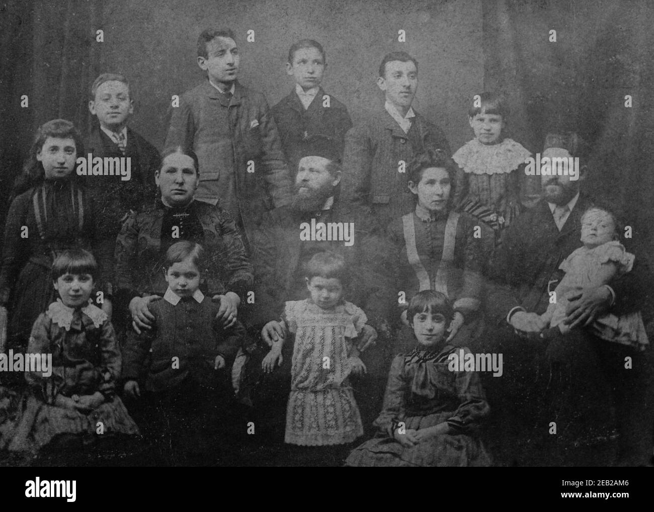 Vecchia fotografia in studio monocromatico di una grande famiglia vittoriana di tre generazioni. Fotografato a Glasgow, Scozia, circa 1885. Foto Stock