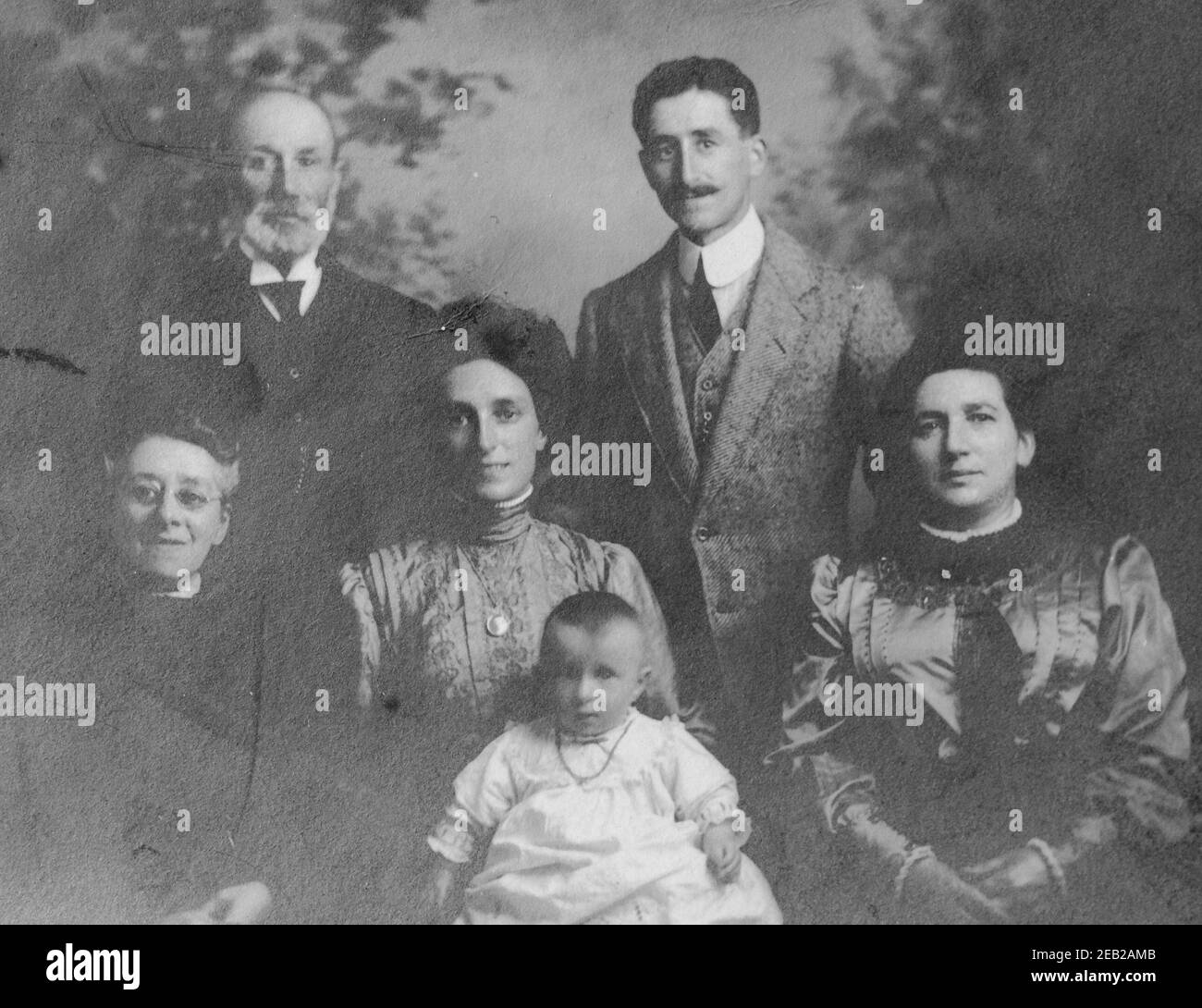 Fotografia monocromatica d'epoca di una famiglia di tre generazioni risalente ai primi anni del 1900, era edoardiana. Foto Stock
