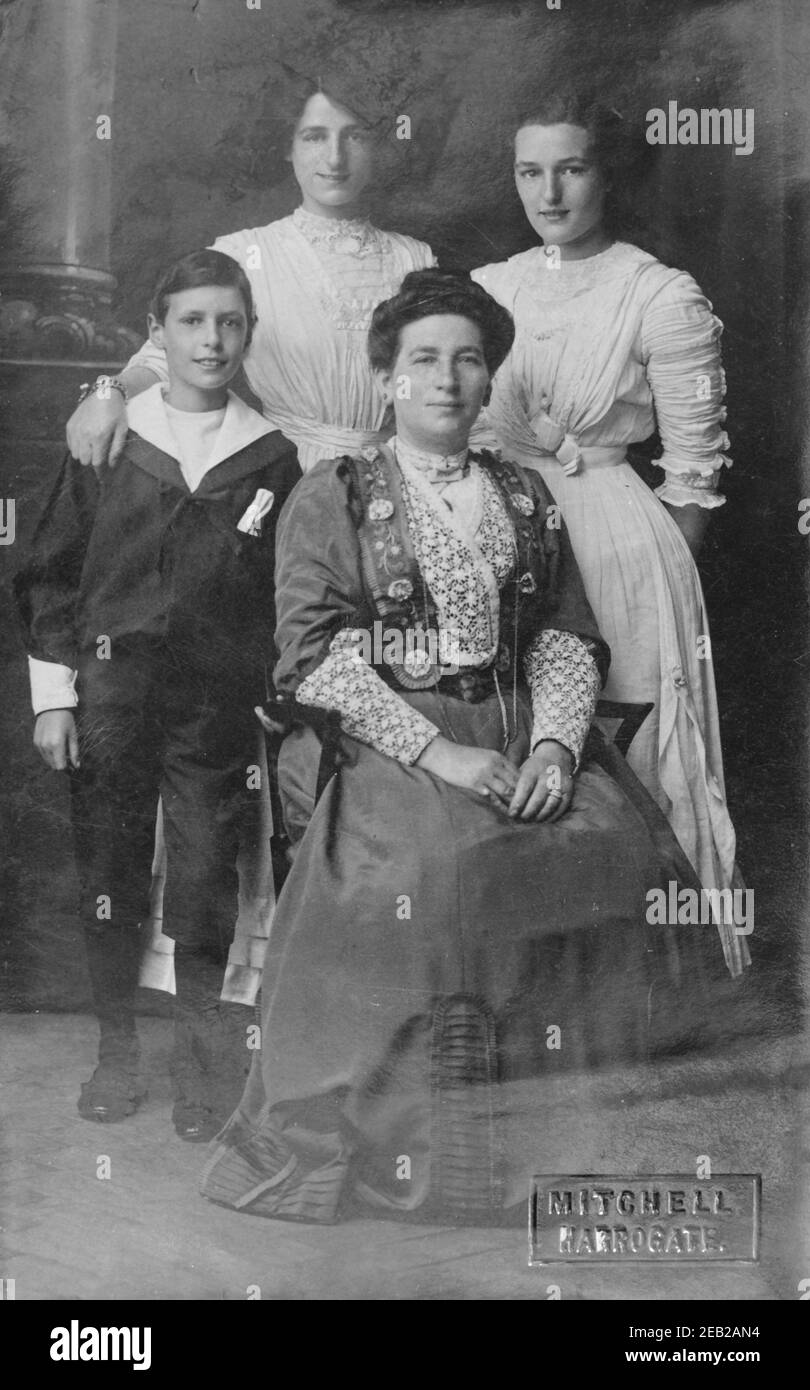 Fotografia monocromatica d'epoca di madre e bambini risalente agli inizi del 1900, era edoardiana. Foto Stock