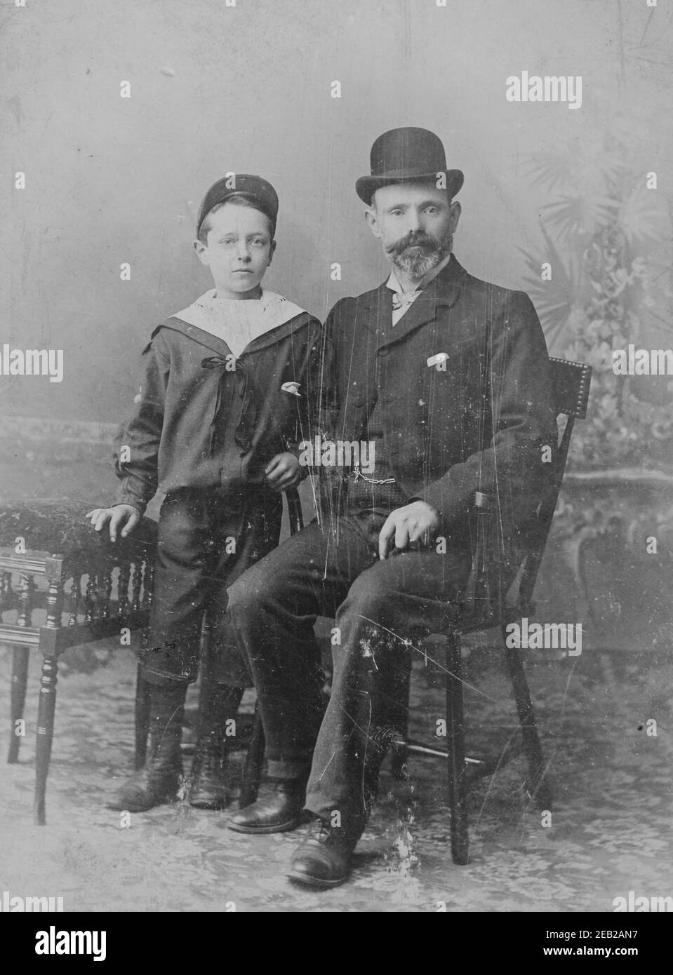 Fotografia monocromatica d'epoca di padre e figlio risalente agli inizi del 1900, era edoardiana. Foto Stock