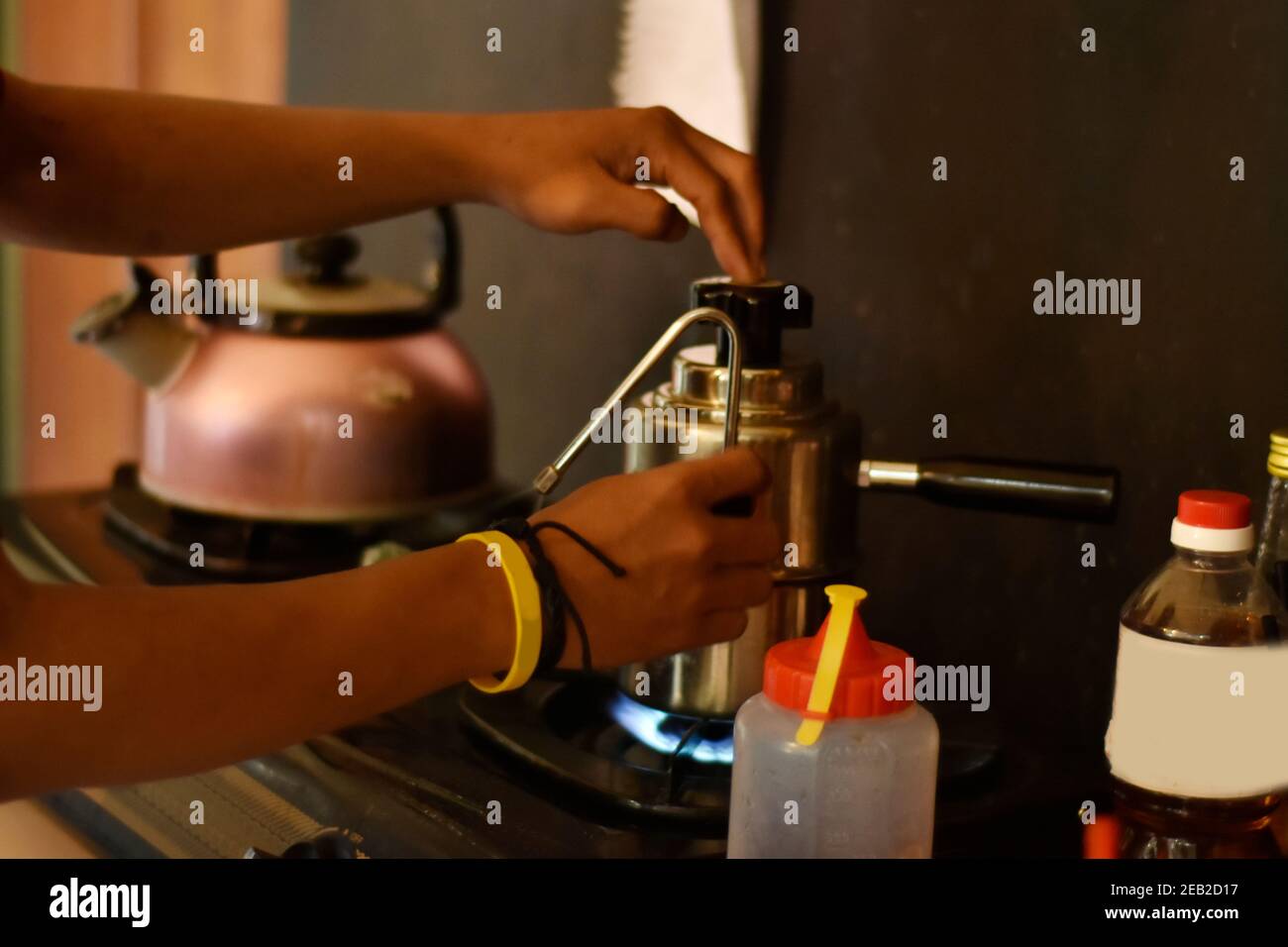 Il barista cafè prepara espresso e bevande al caffè vietnamita presso la caffetteria. Ritratto di un dipendente della caffetteria che prepara il caffè al bar. Il processo o Foto Stock