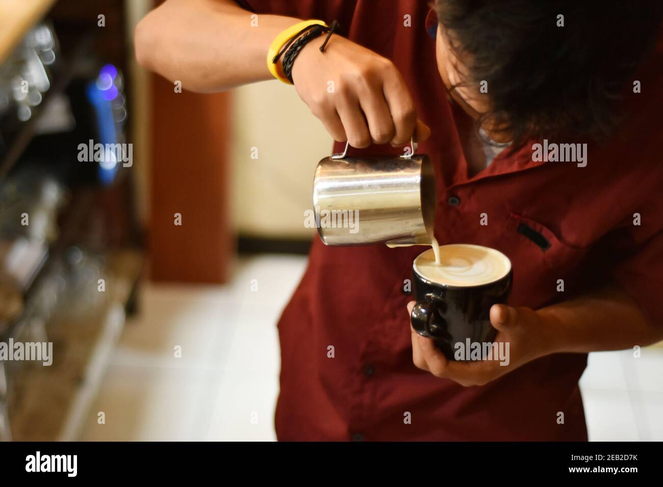 Il barista cafè prepara espresso e bevande al caffè vietnamita presso la caffetteria. Ritratto di un dipendente della caffetteria che prepara il caffè al bar. Il processo o Foto Stock