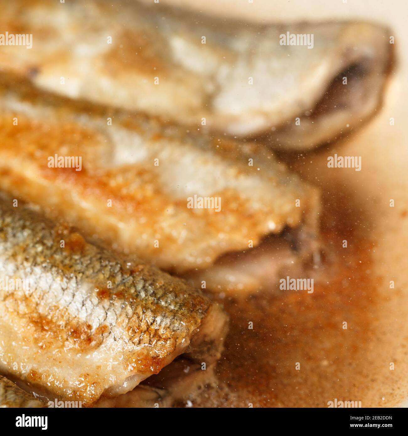 Fresco odore, fritto in olio caldo in una padella per un pranzo sano primo piano Foto Stock