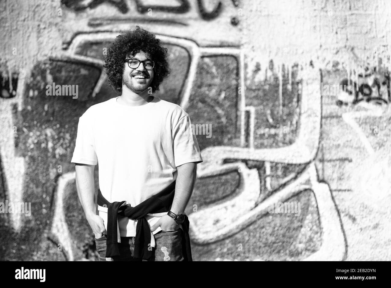 Ritratto dell'elegante barba araba Afro Man su un Graffiti Parete esterna Foto Stock