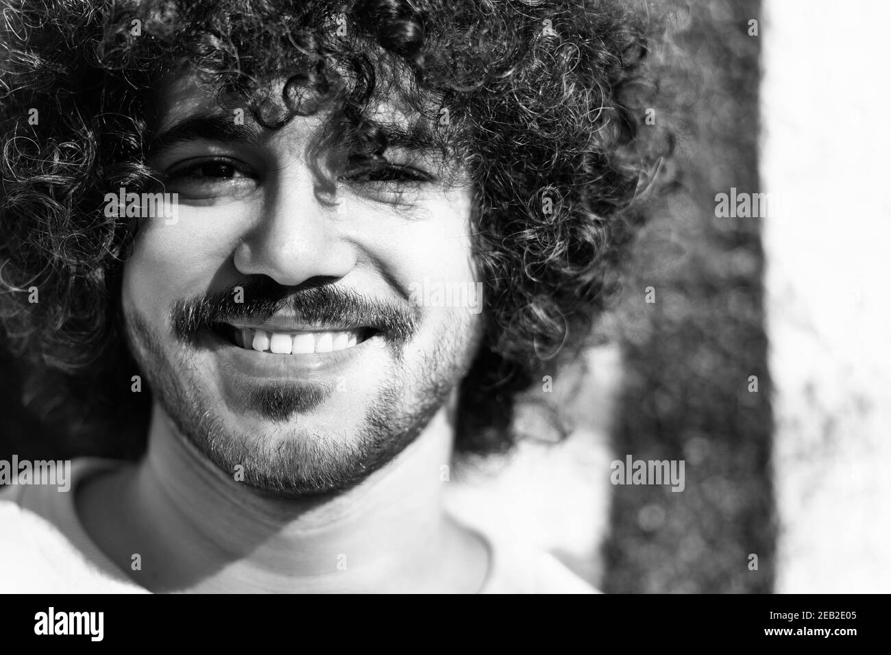 Ritratto dell'elegante barba araba Afro Man su un Graffiti Parete esterna Foto Stock