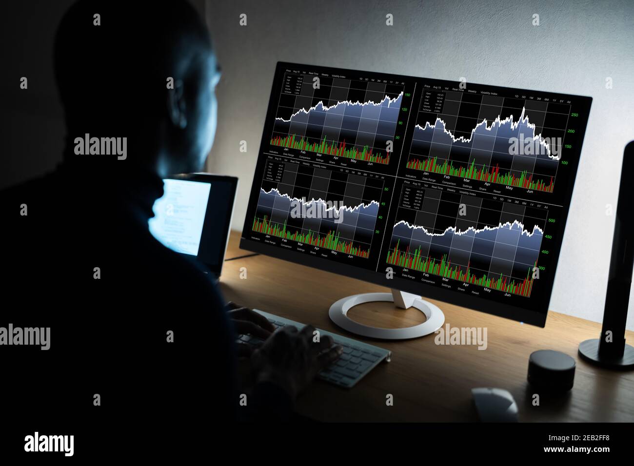 African Stock Market Analyst Trading usando la tecnologia di Internet Foto Stock