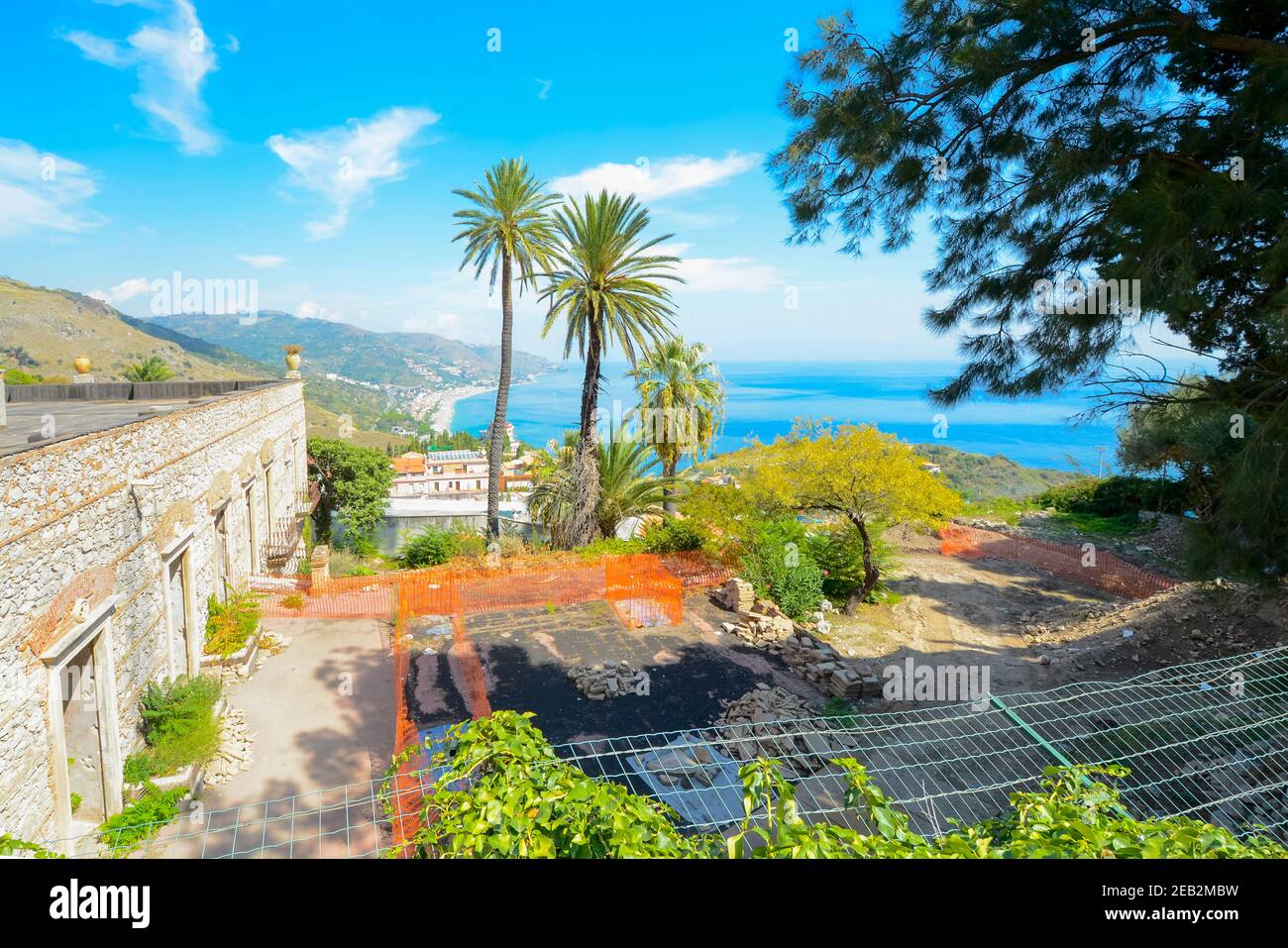 Lavori di costruzione in corso nel centro storico di Taormina, Italia, sull'isola di Sicilia Foto Stock