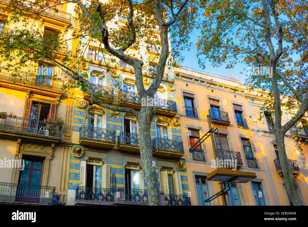 Edificio colorato con piastrelle Mayolica e Panot decorate lungo Las Ramblas a Barcellona, Spagna. Foto Stock