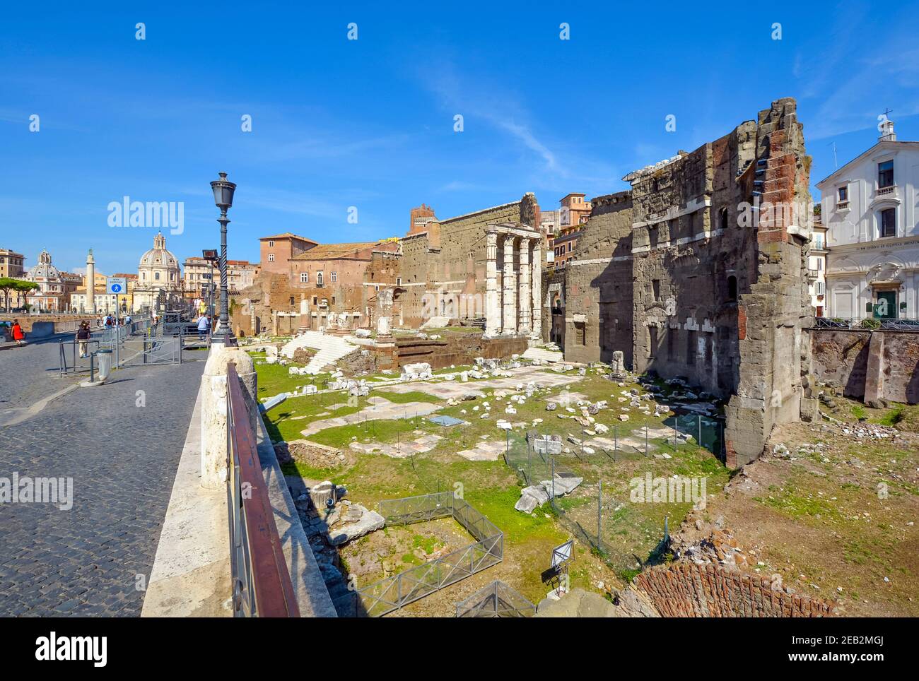 Le antiche rovine del Foro di Traiano o mercato con lungo Via dei per Imperiali nel centro storico di Roma, Italia. Foto Stock