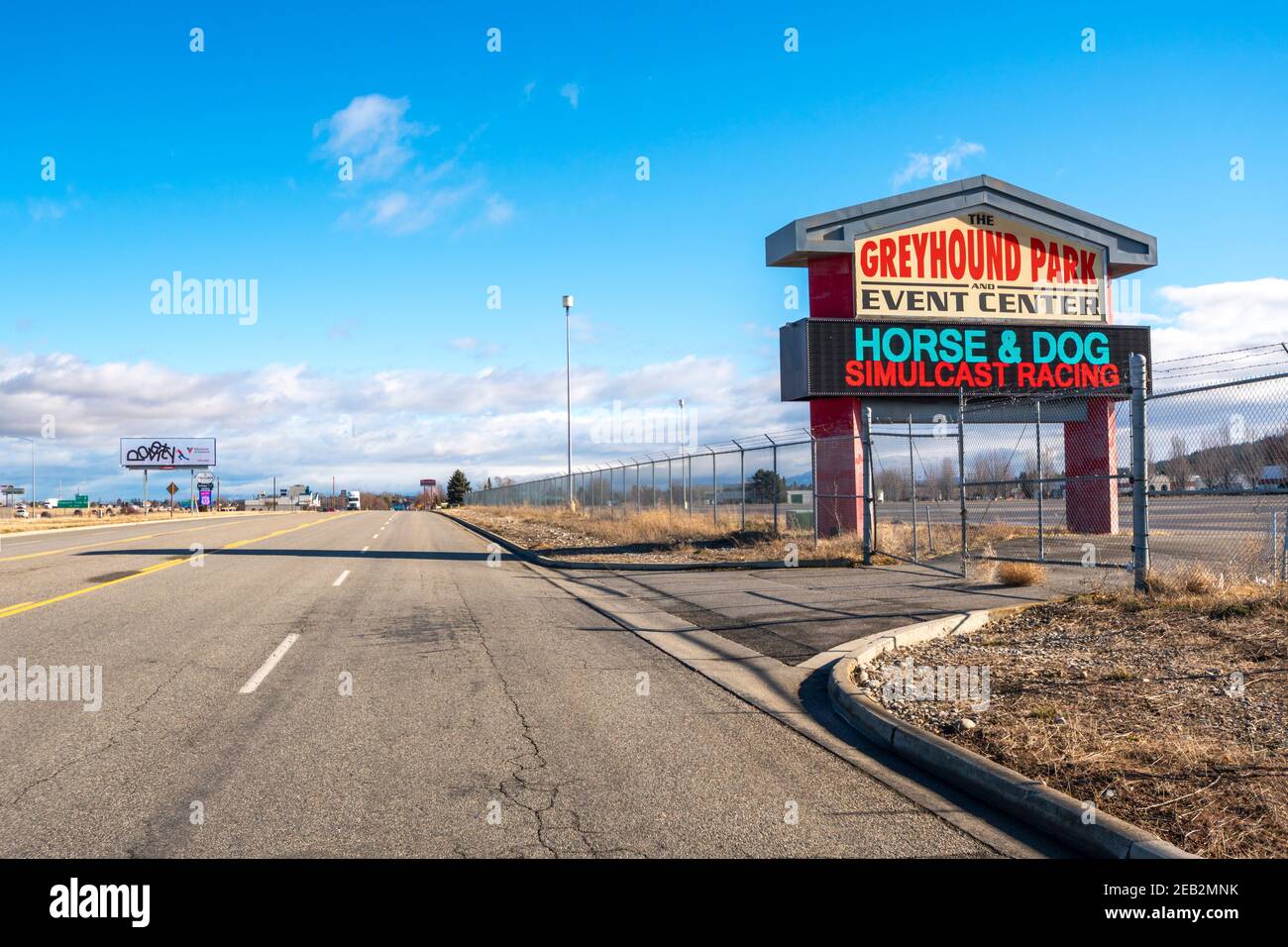 Il cartello e l'ingresso al Greyhound Park Event Center, con corse di cavalli e cani fuori pista a circuito chiuso a Post Falls, Idaho USA Foto Stock