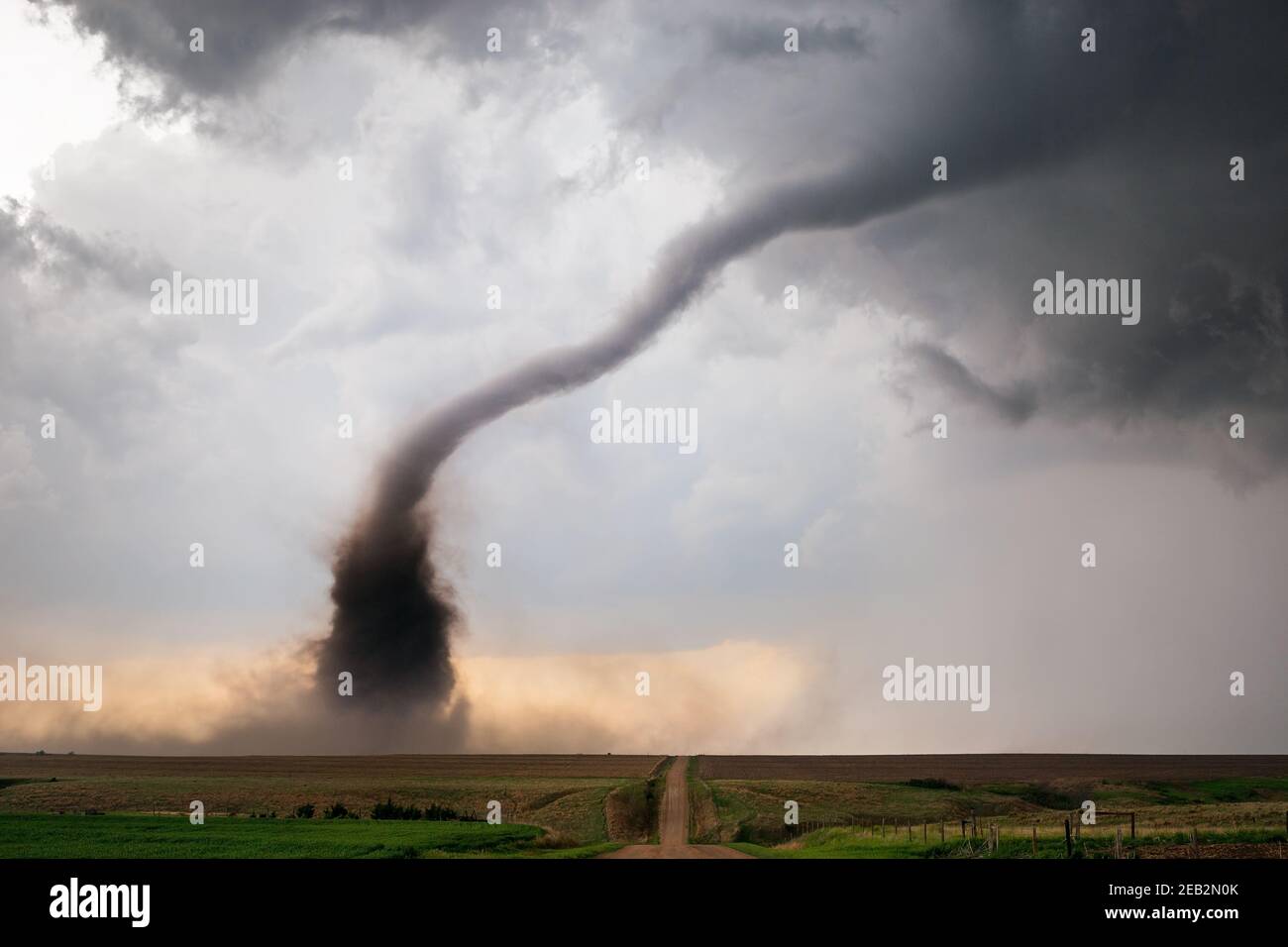 L'imbuto di Tornado e i detriti nubi sotto una tempesta di supercelle a McCook, Nebraska, USA Foto Stock