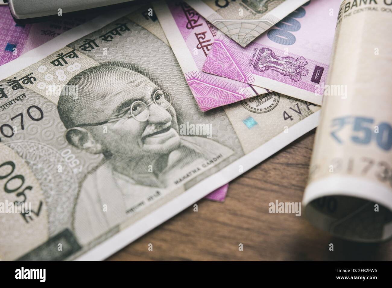 Closeup di banconote in rupie indiane per investimenti e finanziamenti concetto Foto Stock