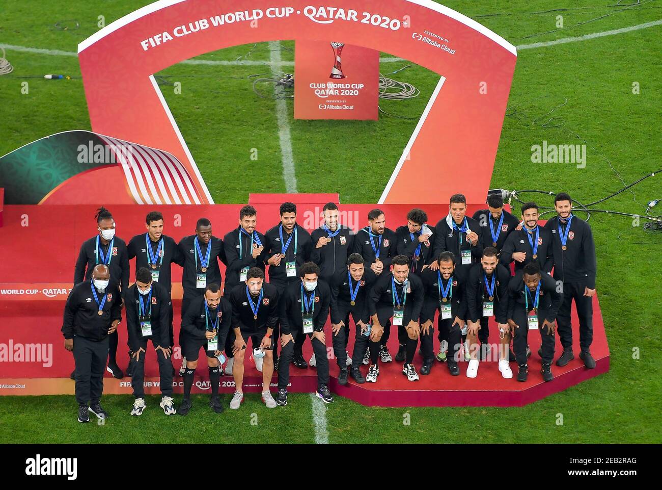 Doha, Qatar. 11 Feb 2021. I membri del team di al Ahly SC si pongono con le loro medaglie di bronzo durante la cerimonia di premiazione dopo aver vinto la partita della Coppa del mondo FIFA Club al 3° posto tra l'Egitto al Ahly SC e il Brasile se Palmeiras allo stadio Education City di Doha, Qatar, 11 febbraio 2021. Credit: Nikku/Xinhua/Alamy Live News Foto Stock