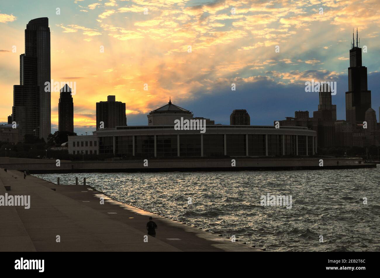 Chicago, Illinois, Stati Uniti. Il sole tramonta oltre l'acquario Shedd, visto dal campus dei musei della città. Foto Stock