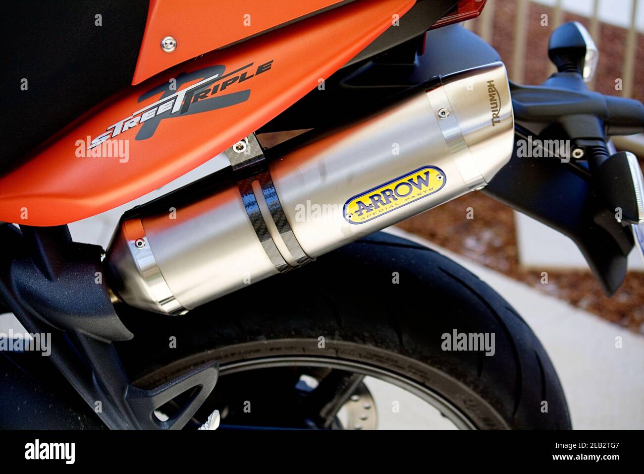 2010 Triumph Street Triple R moto arancione, primo piano di Arrow scarico  Foto stock - Alamy