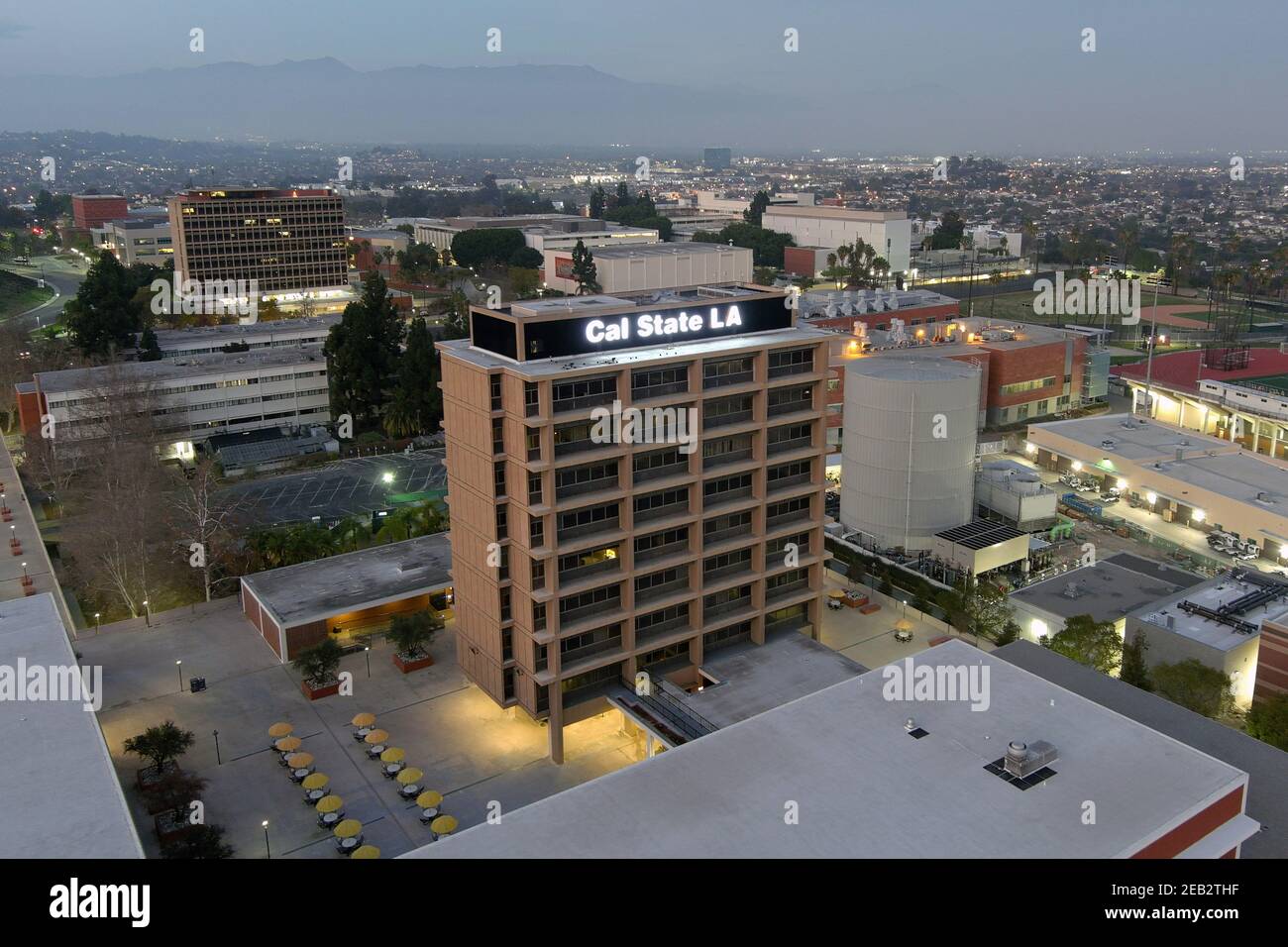 Una vista aerea della Simpson Tower e Salazar Hall a Cal state LA, giovedì 11 febbraio 2021, a Los Angeles. Foto Stock