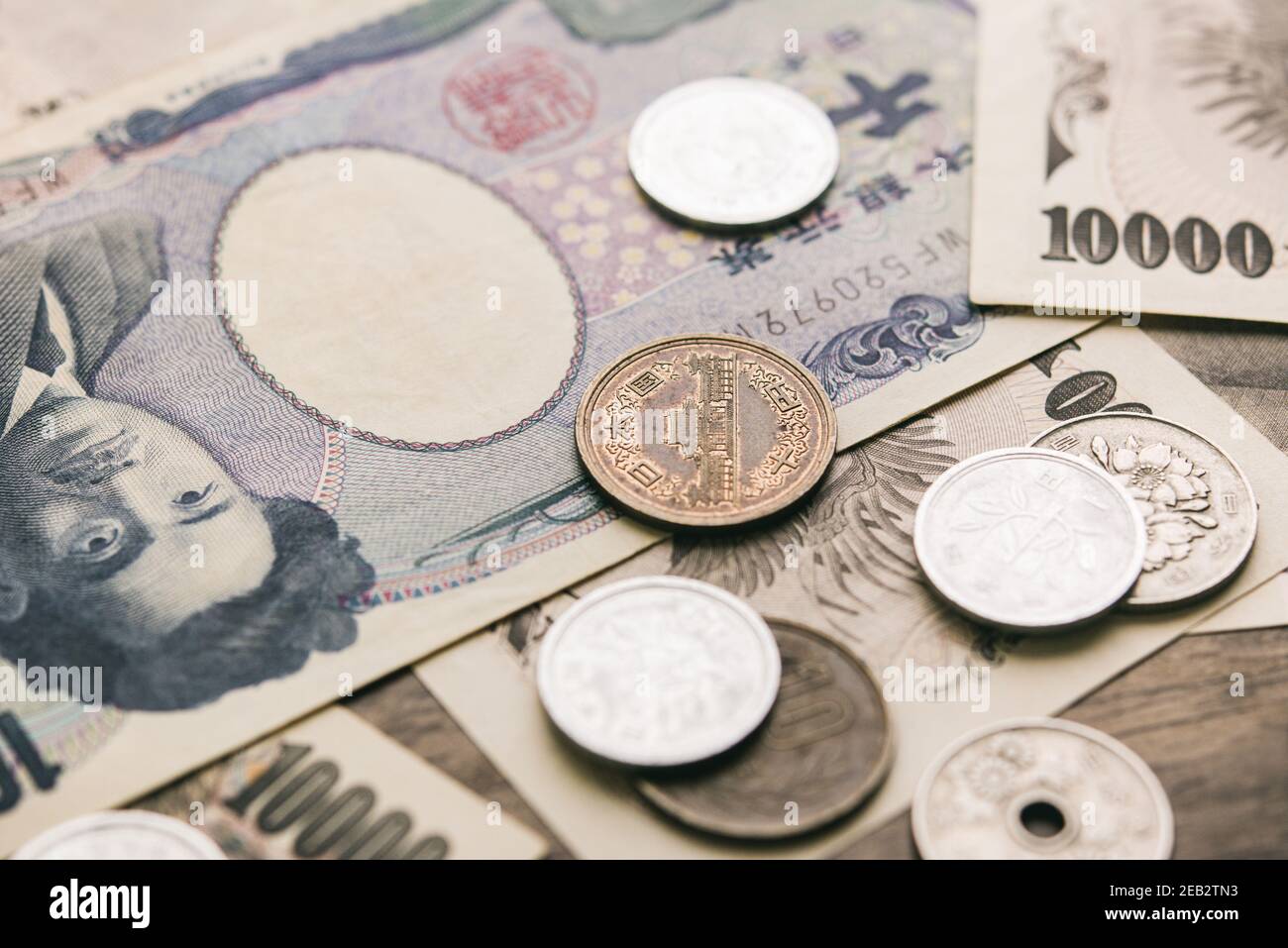 Closeup di yen giapponesi bollette di denaro e monete sul tabella per il concetto finanziario Foto Stock