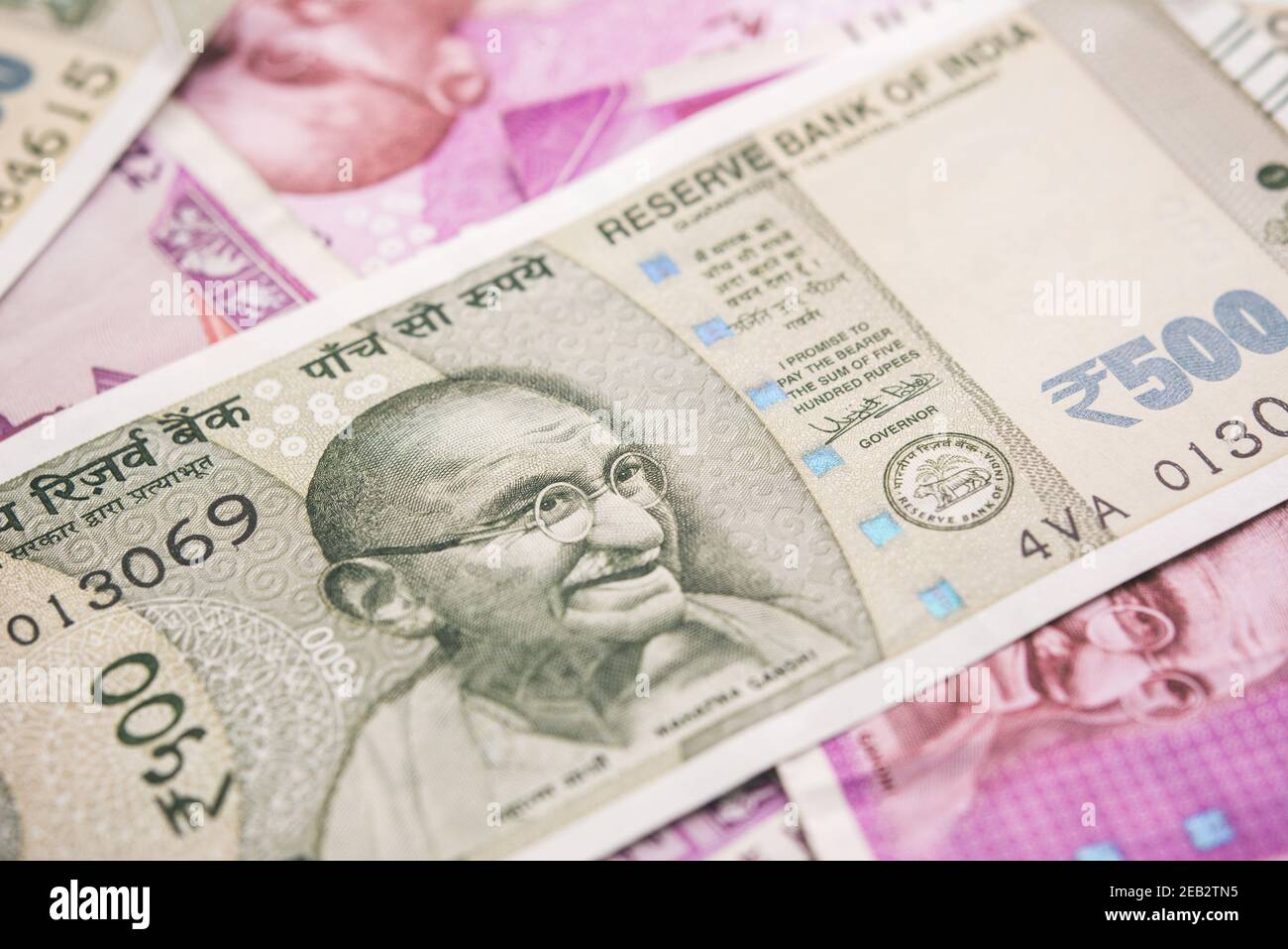 Closeup di banconote in rupie indiane per la finanza e gli investimenti concetto Foto Stock