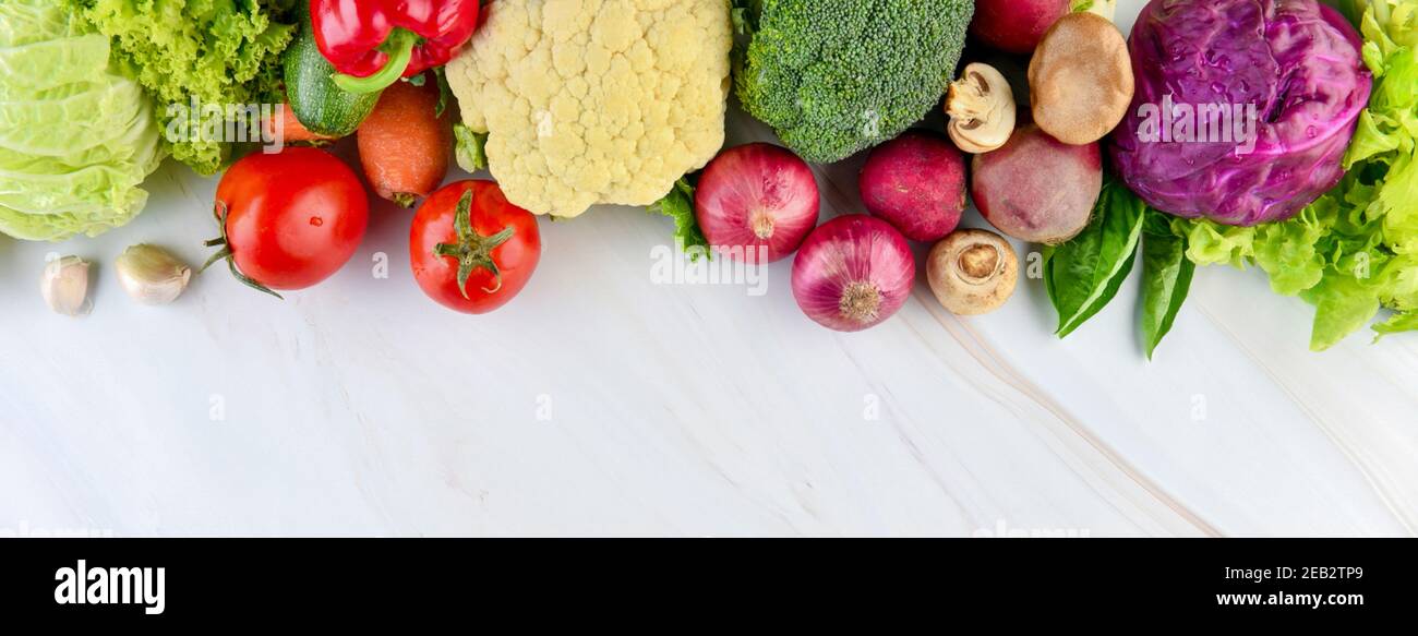 Verdure fresche e colorate sullo sfondo del bancone della cucina in marmo con spazio per la copia Foto Stock