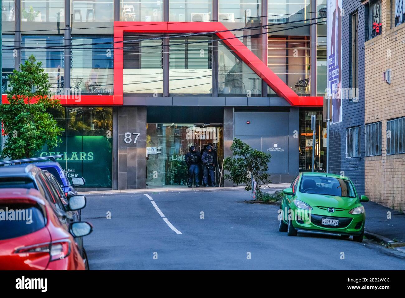 Speciale unità tattica della polizia vittoriana sono visti in piedi alla porta durante l'incidente di High Street 87. Un incidente nel sobborgo interno di Melbourne Prahran ha innescato un'importante risposta della polizia che ha coinvolto Special Operation Group e una dozzina di poliziotti, rispondendo a un giovane uomo che ha fatto precipitarsi pietre sulla strada dall'awing di un edificio di appartamenti. Un danno alla proprietà e alla strada ricoperta di pietre e detriti fermò il traffico di giovedì mattina per un'ora e mezza. Dopo un lungo negoziato con la polizia il trasgressore si è dato alla polizia e è stato preso da ambulanza per trattare il suo cu Foto Stock