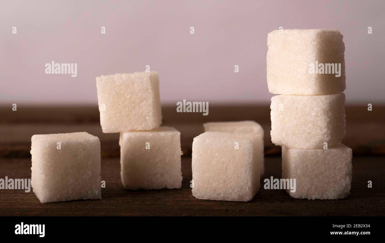 Ridurre il concetto di zucchero. Zollette di zucchero nel grafico in declino Foto Stock