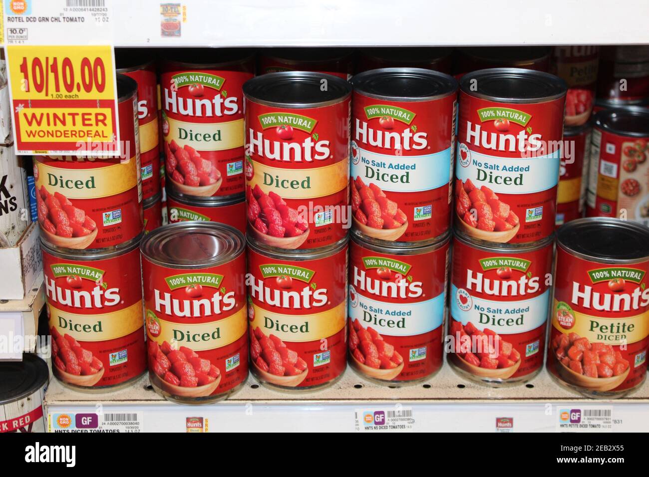 I pomodori a dadini di Cunts hanno sparato il primo piano su una mensola di metallo in un deposito di sconto in Hutchinson Kansas USA che è luminoso e colorato. Foto Stock