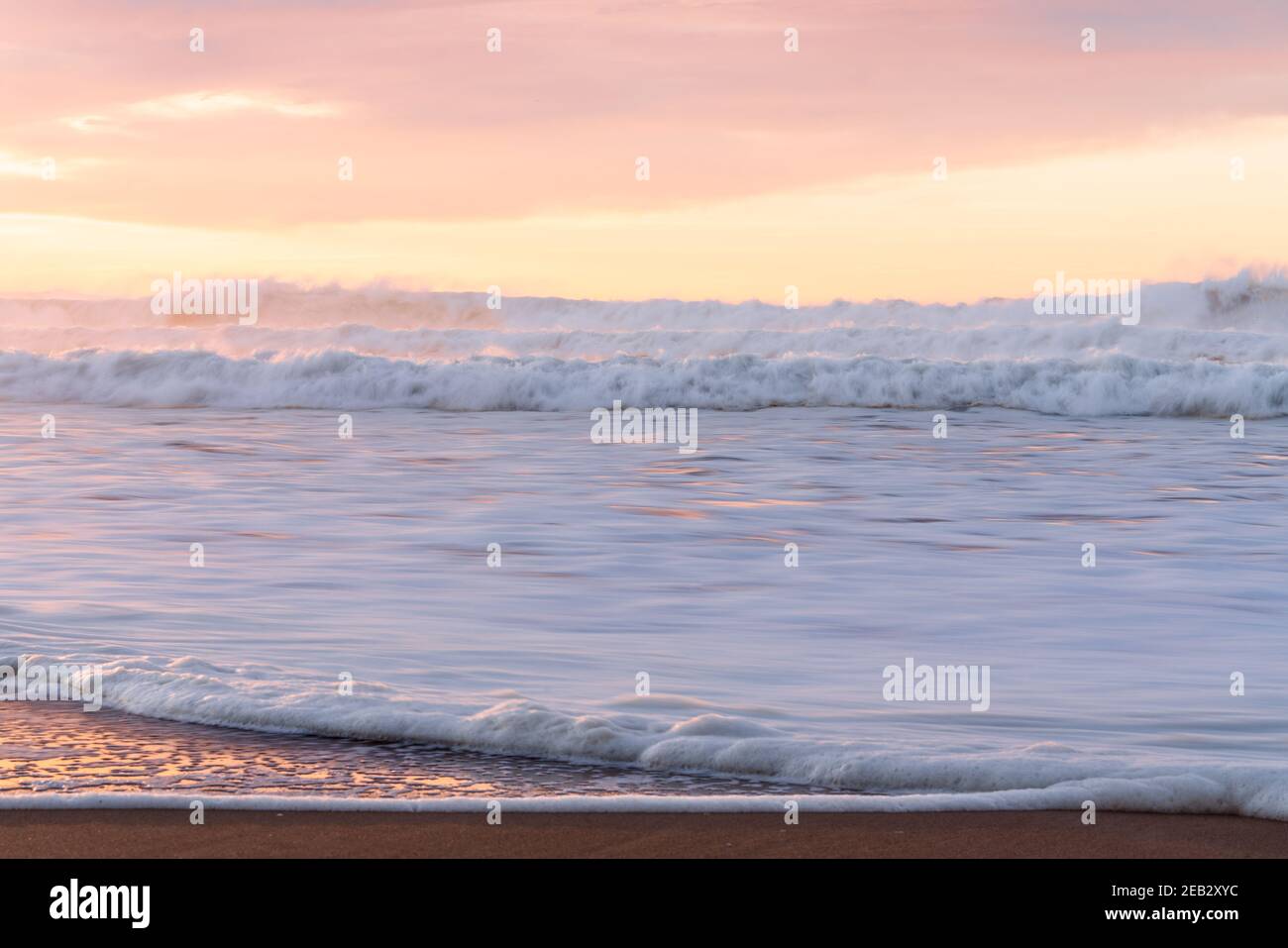 Mare astratto, spiaggia tropicale tramonto in rosa chiaro e blu colori, lunga esposizione Foto Stock