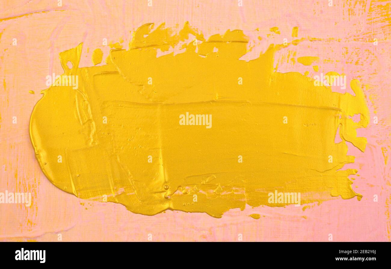 Rivestimento acrilico dell'elemento in oro, pittura a forma di piastra come su sfondo a trama astratta della tela opaca rosa. Fatto a mano, disegnato a mano. Foto Stock