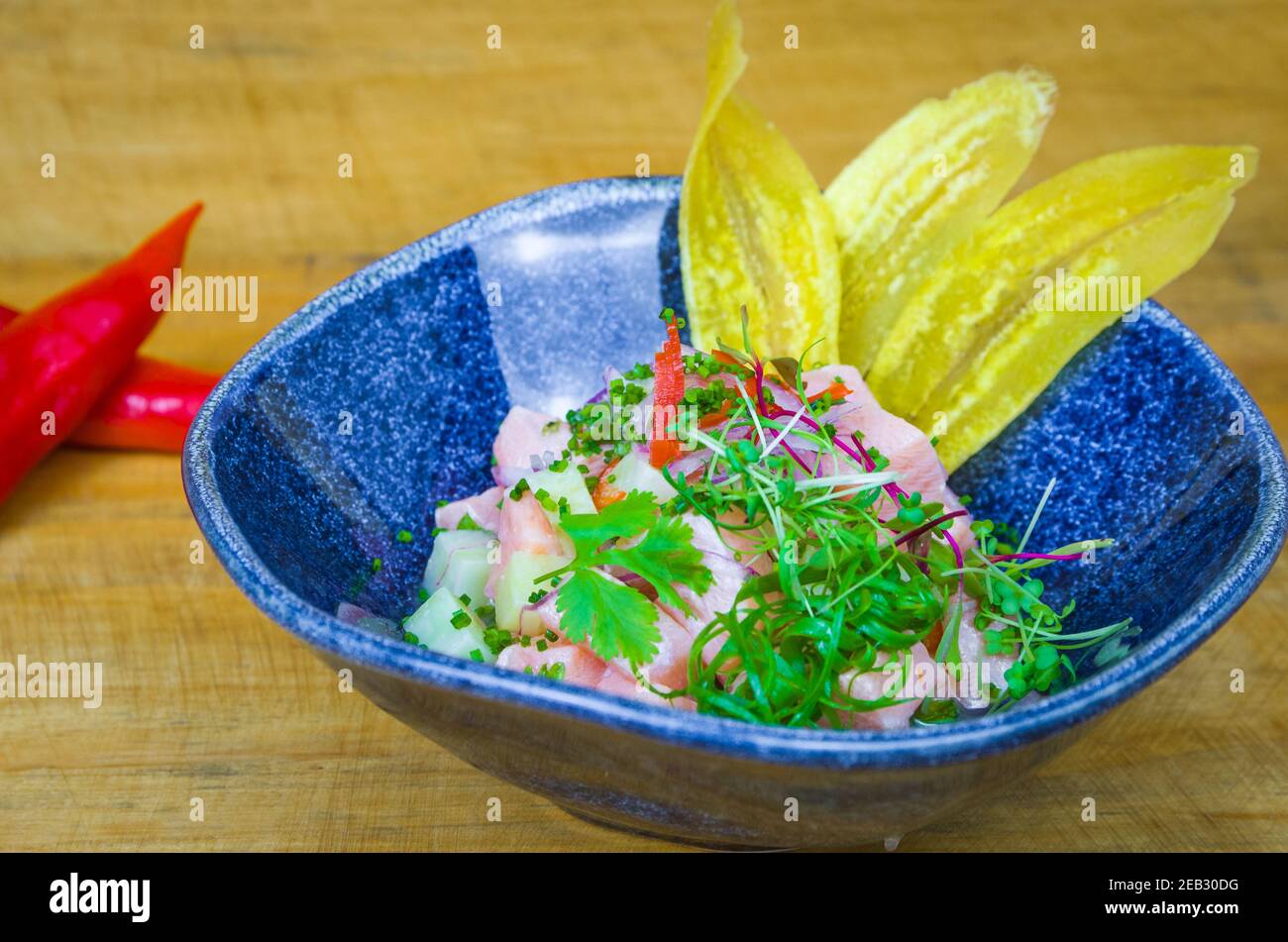 Bel piatto ceviche decorato. Cibo peruviano di prima qualità. Foto Stock