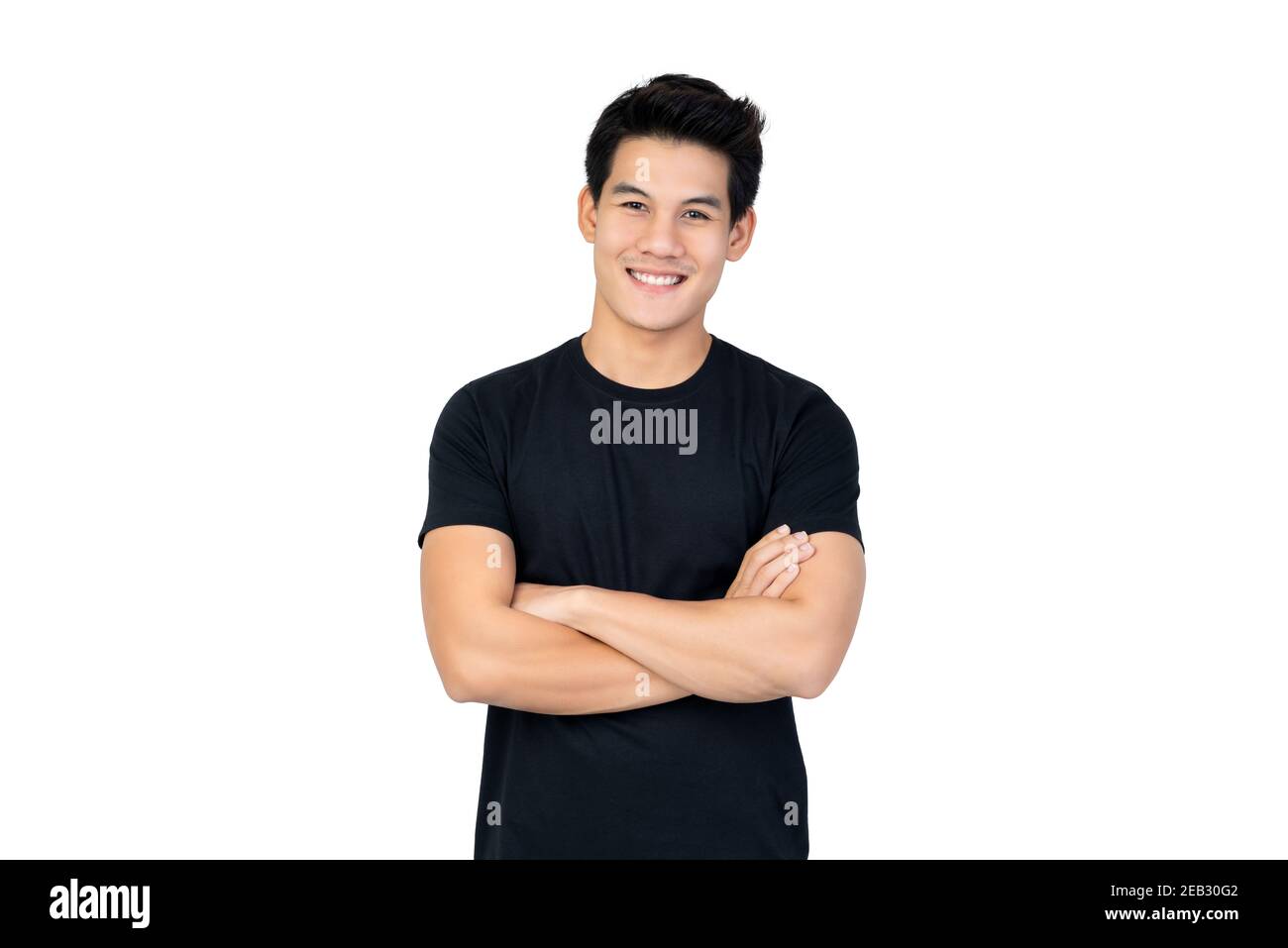 Sorridente bell'uomo asiatico in casual t-shirt nera con braccio vista incrociata dello studio della fotocamera isolato su sfondo bianco Foto Stock