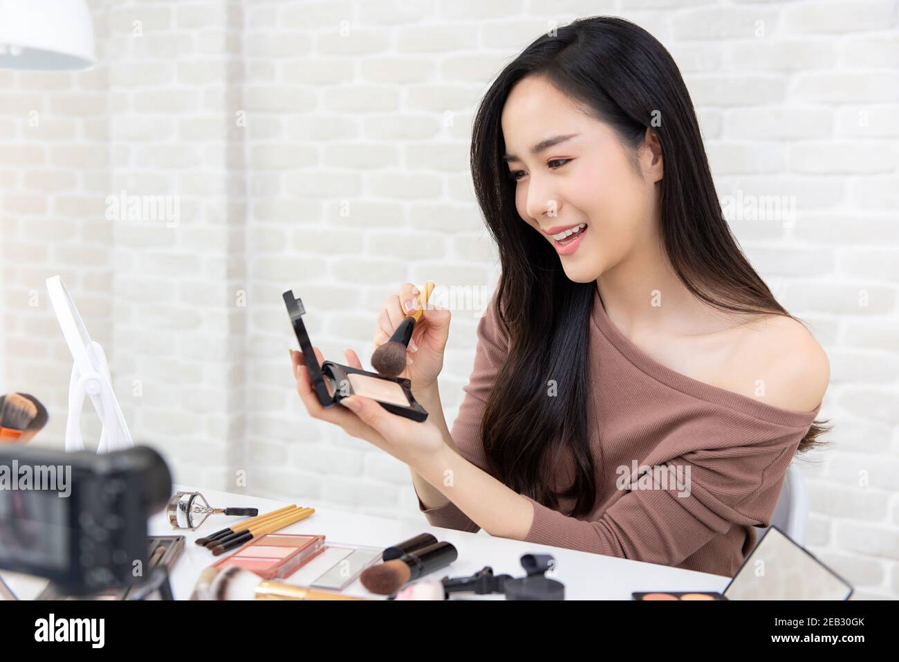 Giovane bella donna asiatica bellezza vlogger registrazione compongono tutorial da condividere sui social media Foto Stock