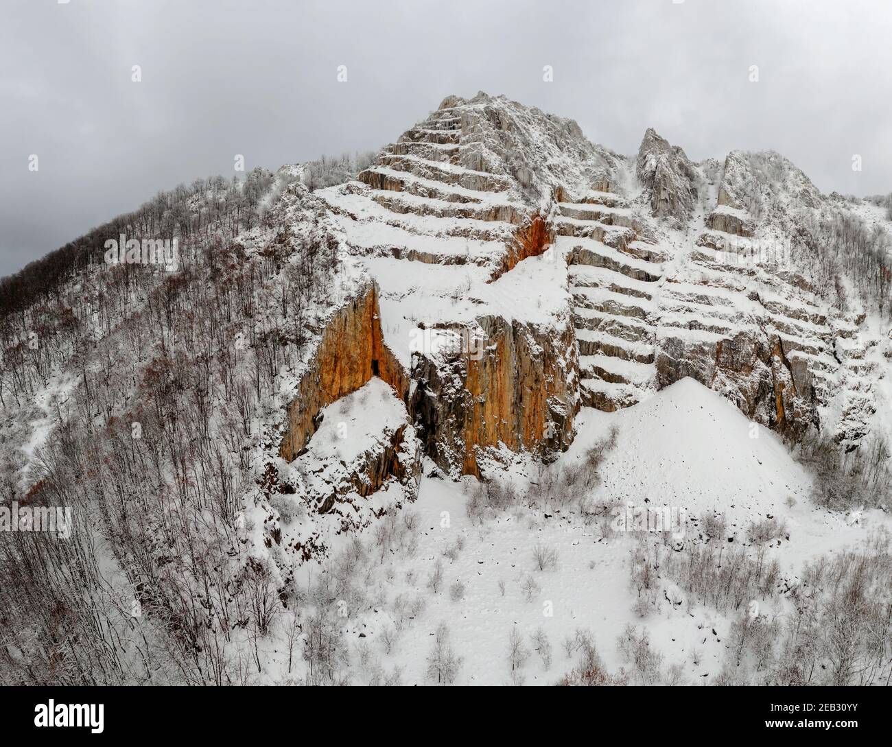 Paesaggio aereo da Hungar in montagna Bukk. Vista panoramica sulla montagna Belko andy Belapatfalva Abbazia cistercense della città in inverno che co Foto Stock