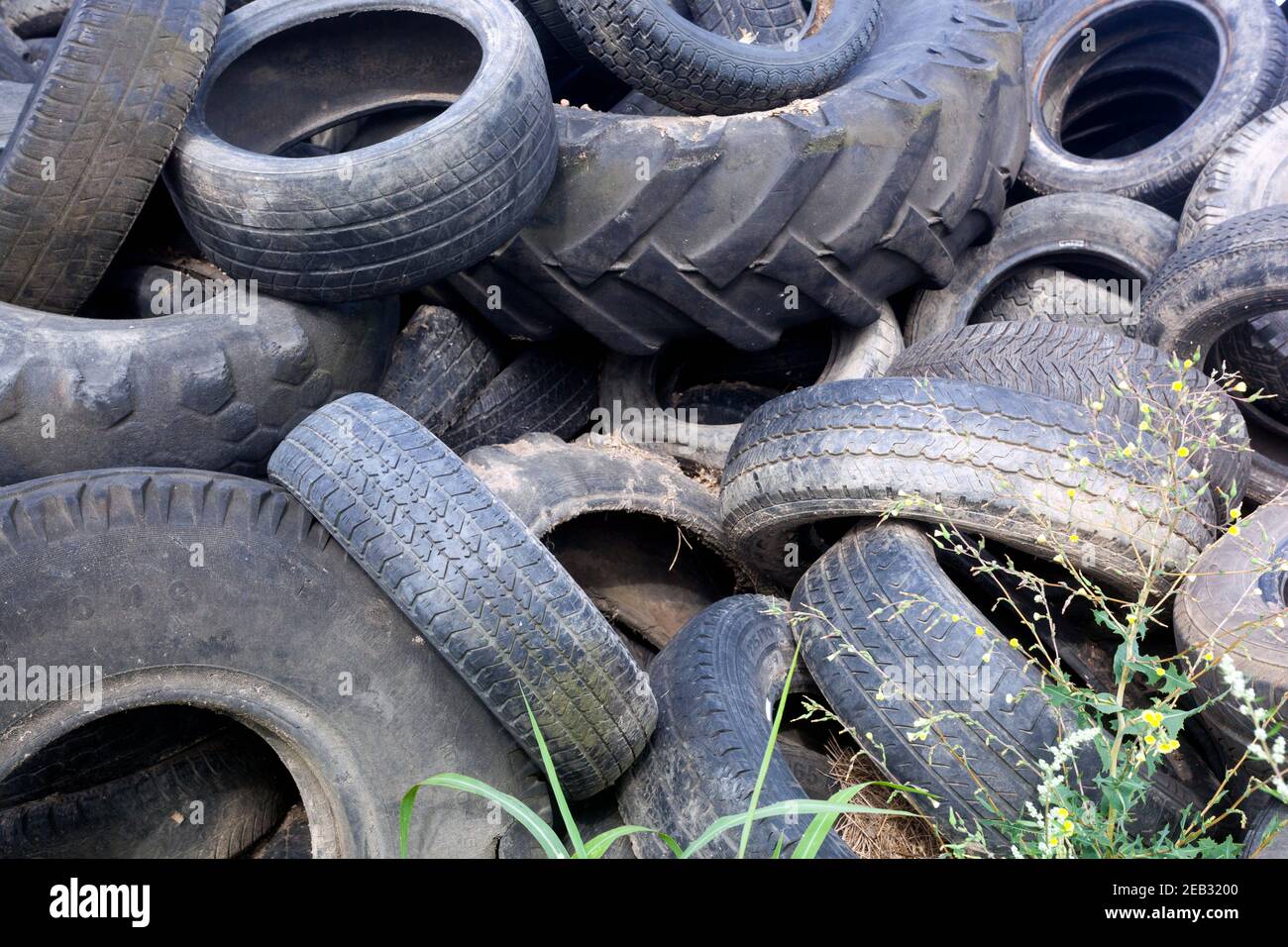 Vecchi pneumatici discarica deposito rifiuti auto pneumatici usato rifiuti Foto Stock