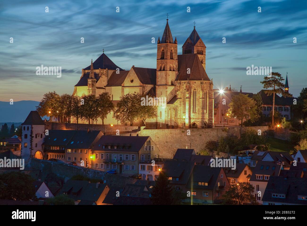 Città vecchia e Stephansmünster di notte a Breisach am Rhein, Alto Reno, Schwarzwald, Baden-Württemberg Foto Stock