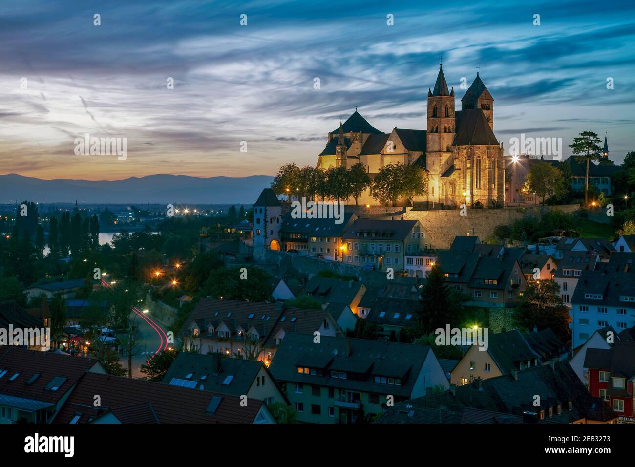 Città vecchia e Stephansmünster di notte a Breisach am Rhein, Alto Reno, Schwarzwald, Baden-Württemberg Foto Stock
