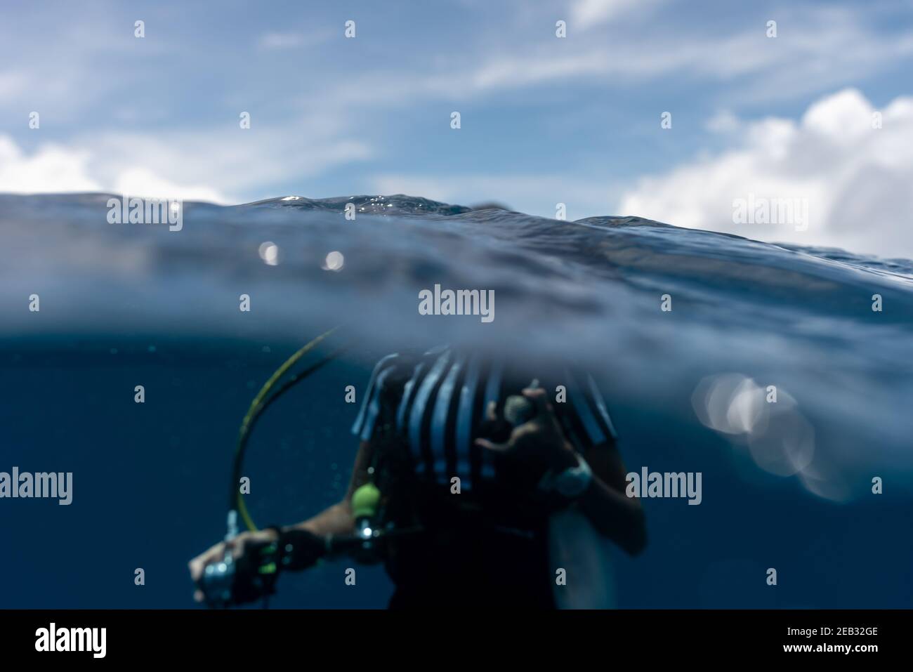 Scuba diving ragazza in mare blu aperto e blu cielo Foto Stock