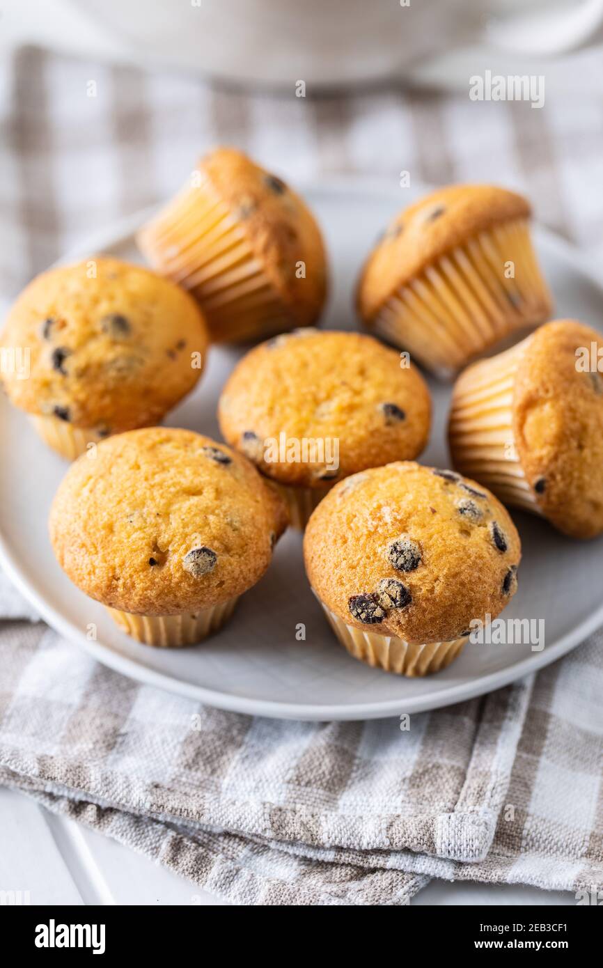 Muffin alla vaniglia. Dolci cupcake sul piatto. Foto Stock