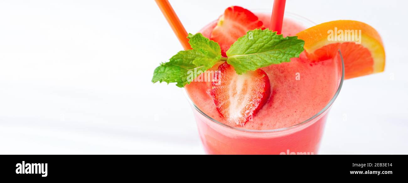 Rinfrescante sano frullato di frutta alla fragola bevanda nel bicchiere, dimensione banner con spazio di copia Foto Stock