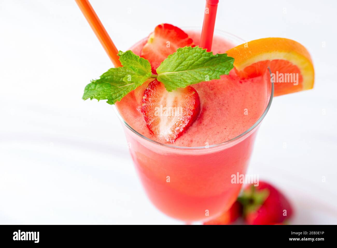 Rinfrescante sano frullato di frutta alla fragola bevanda nel bicchiere Foto Stock