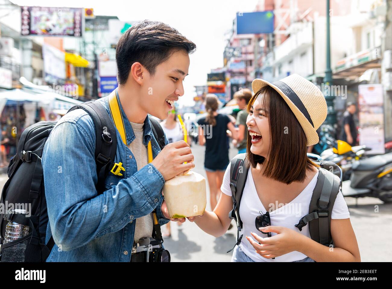 Giovani felici coppie asiatiche turisti backpackers godere di viaggiare in Khao San strada durante le vacanze estive a Bangkok, Thailandia Foto Stock